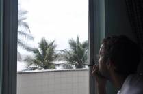No quarto do hotel, desanimado com a chuva em São Luís - MA
